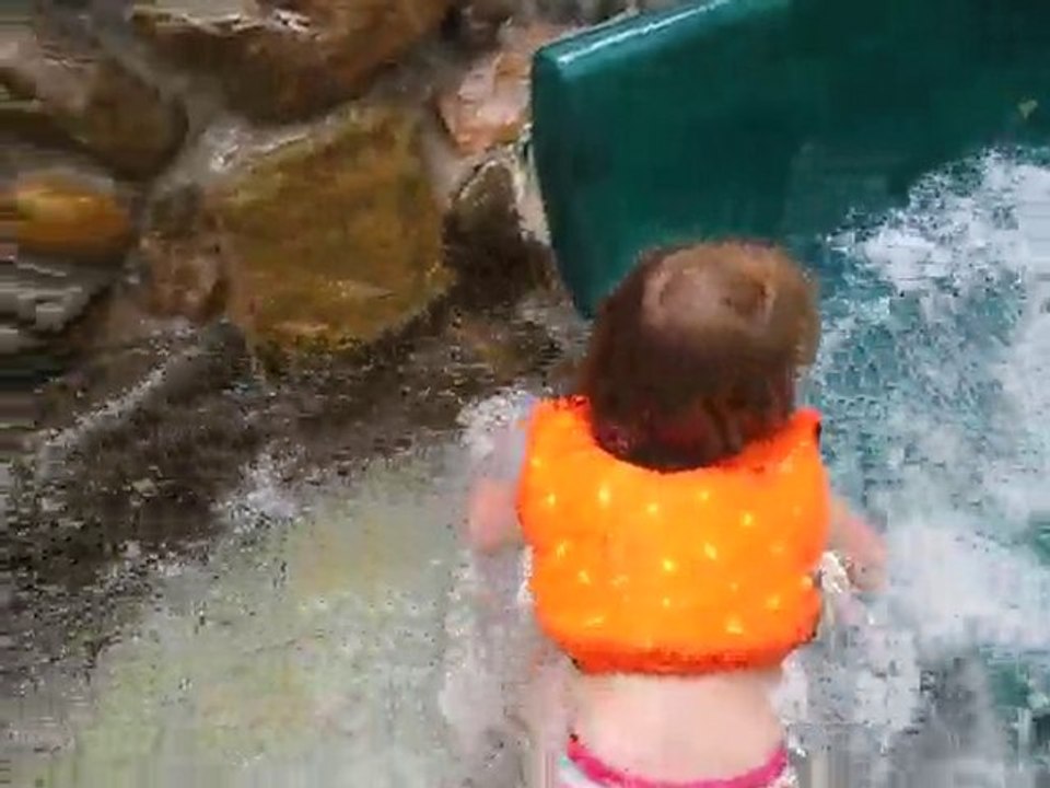 Zélie à la piscine à center parc