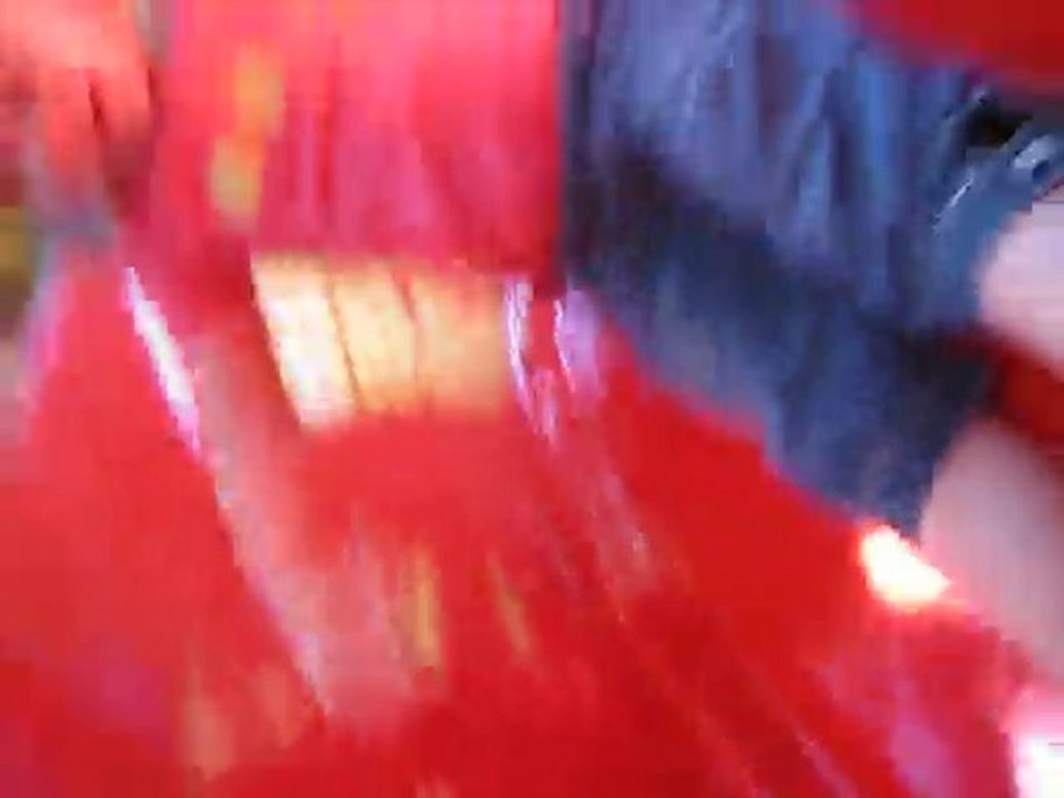 Zelie fait du toboggan à center parc