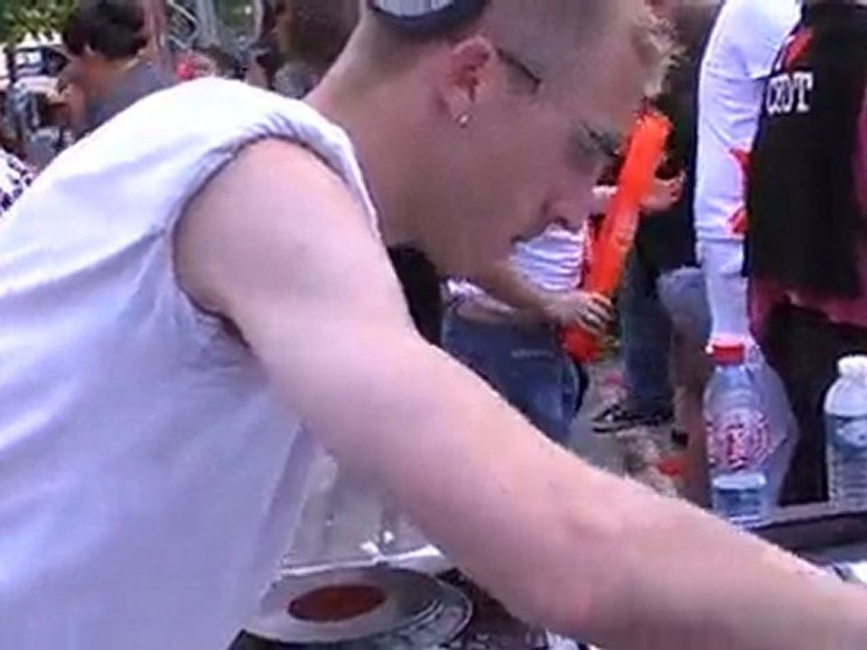Gay Pride 2010 - DJ OVERCRASH Playing DeeJay Adri REMIX LIVE