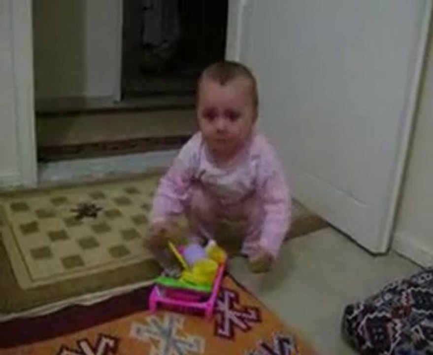 Zeynep GÖÇ Oyuncaklarını toplamaya çalışıyor.