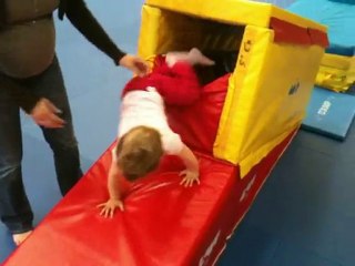 zoé dans le tunnel a la baby gym