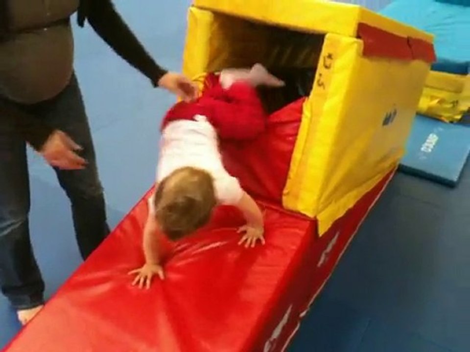 zoé dans le tunnel a la baby gym