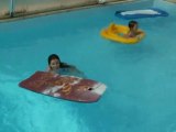 mini vidéo des filles à la piscine.. Lol