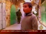 اسرائيلي خبيث يهين طفل فلسطيني صغير