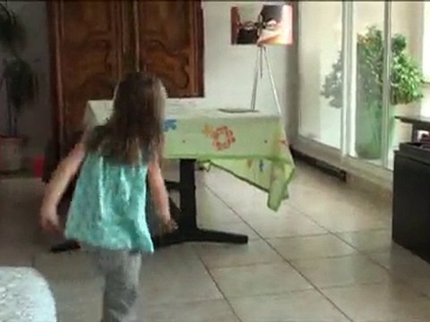 Rosalie danse sur Kelly Street - IStay le 28 juin 2010