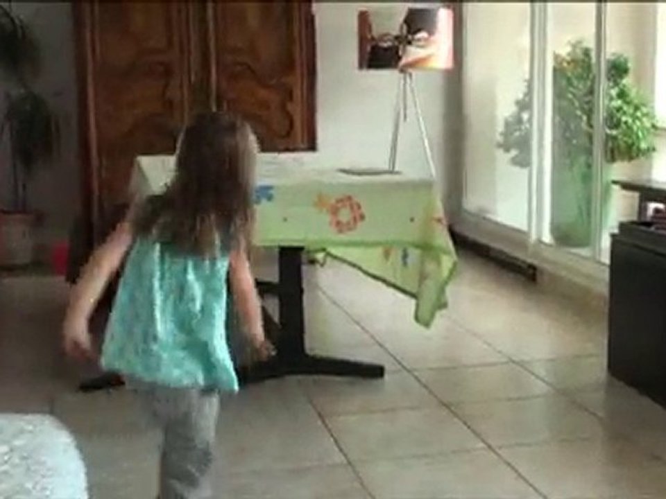 Rosalie danse sur Kelly Street -  IStay le 28 juin 2010