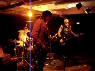 Concert aux Locaux Larsen Rosemary 081212 :  blast stance