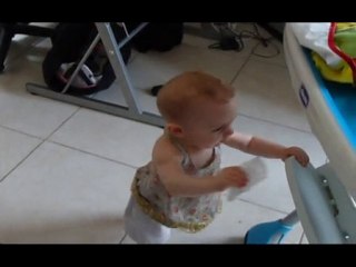 Elora marche dans le salon