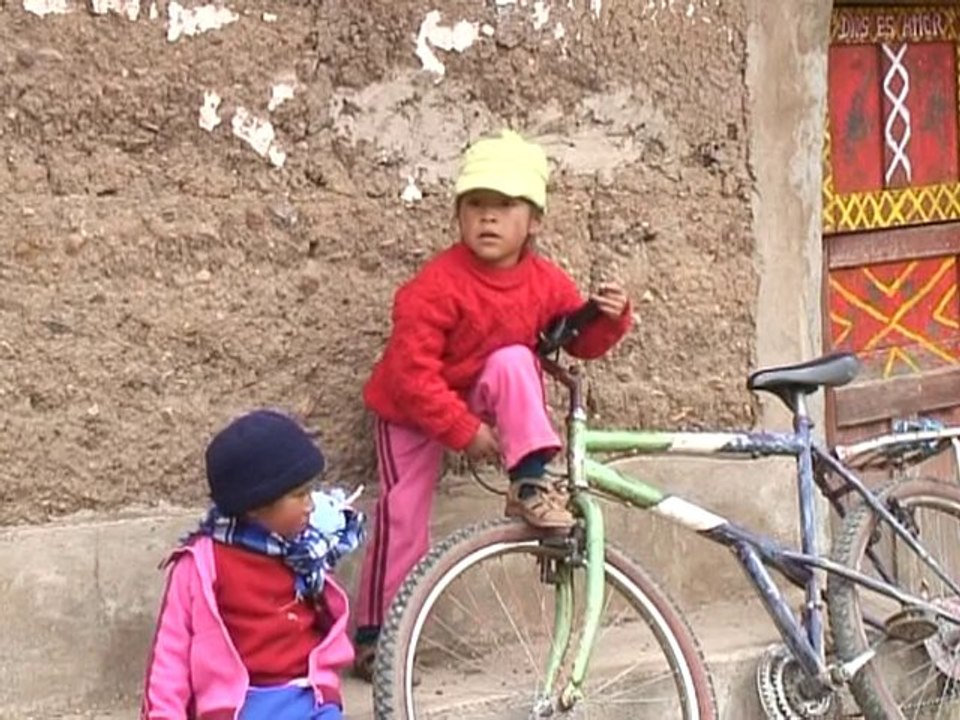 Peru paints mountain to restore melting glacier