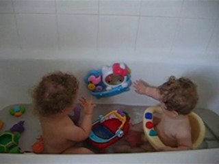 solene et robin dans leur bain