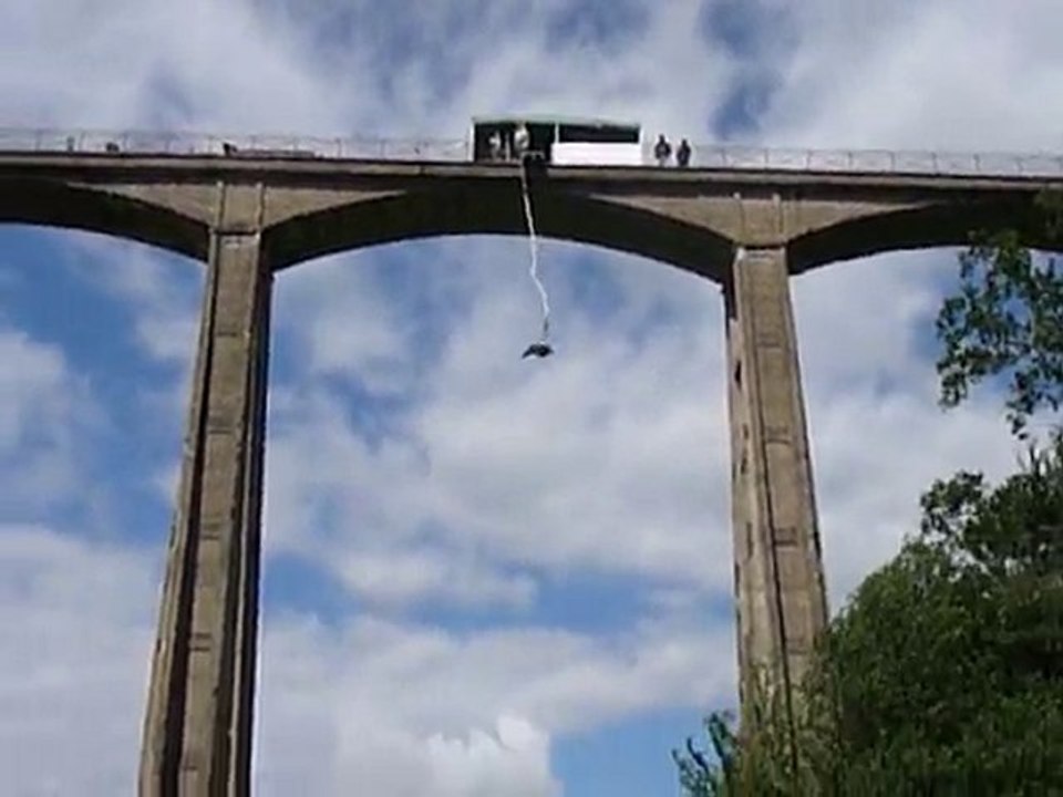 Saut à l'élastique à Saint Georges Le Gaultier