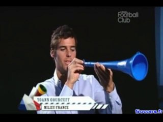Yoann Gourcuff qui joue de la Vuvuzela