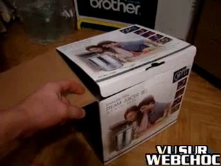 Le chat qui frappe plus vite que son ombre avec sa patte