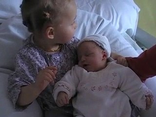 Clara découvre sa petite soeur Coline