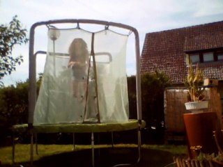 Moi sur le trampo --'