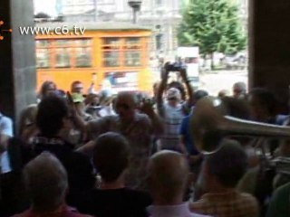 Scala. Lavoratori di nuovo in piazza. Tra loro Cacciari