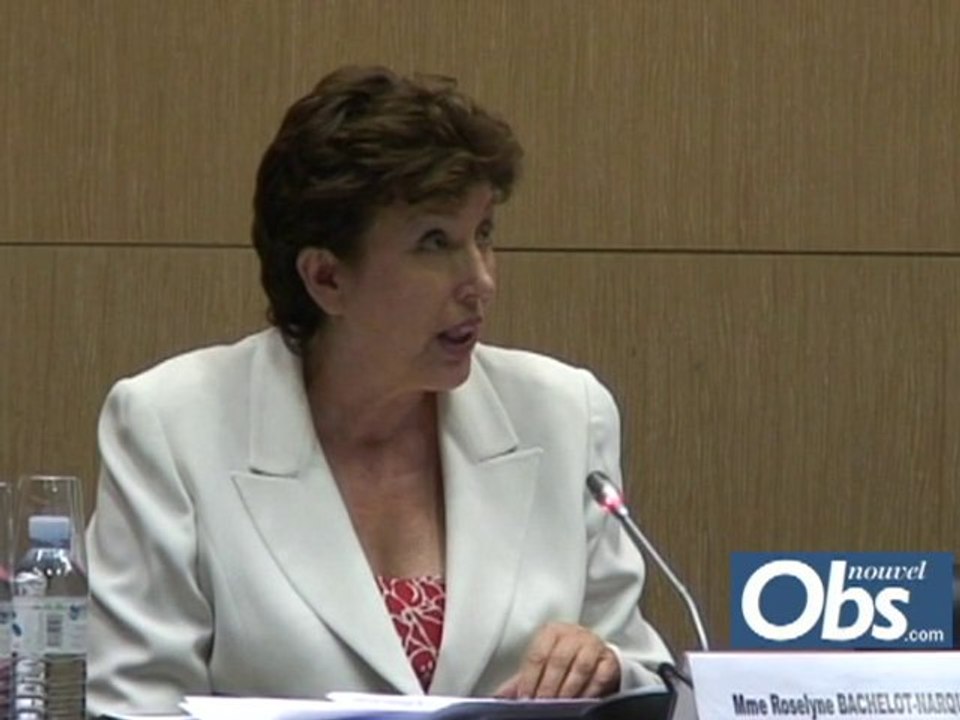 Roselyne Bachelot lit le discours qu'elle a tenu aux Bleus