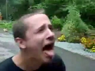 Dünyanın en acı biberini yiyen çocuk