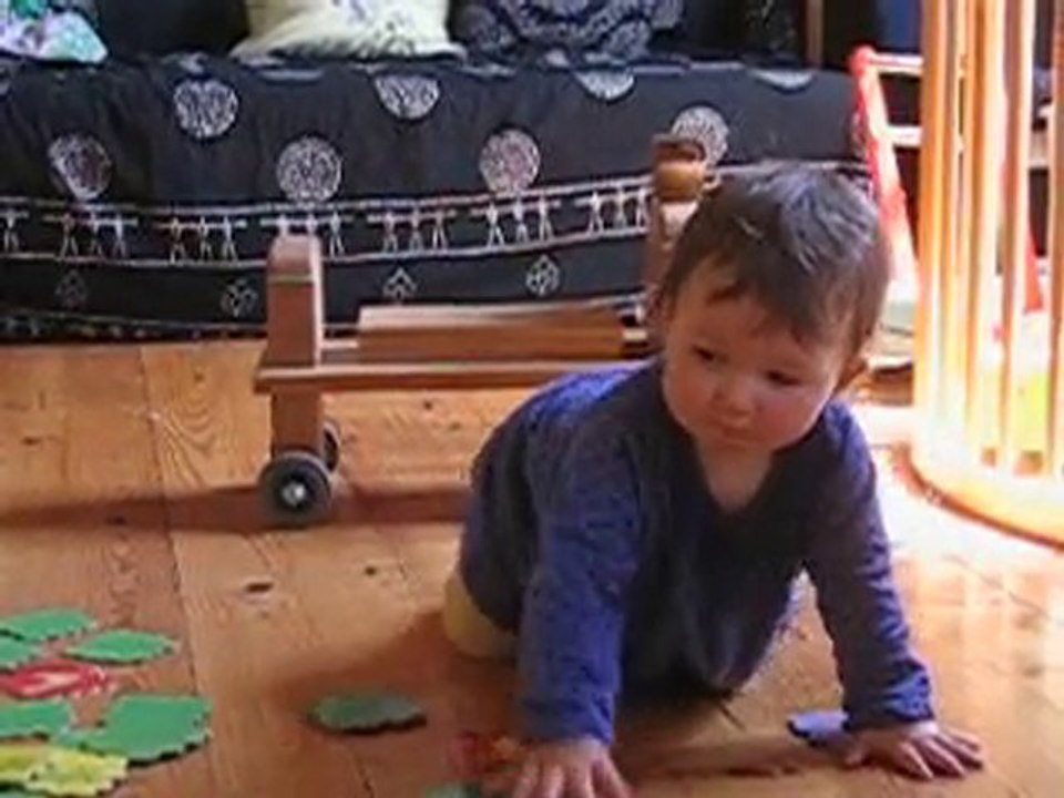 Premiers essais debout de Rachel