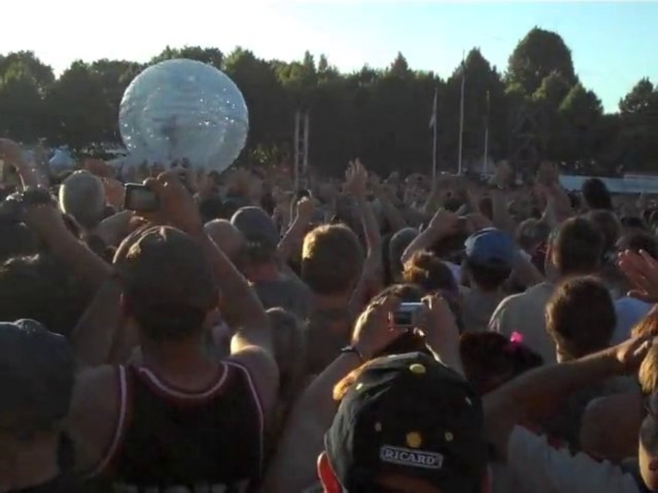 Main Square Festival : Pink s'envole au-dessus du public !