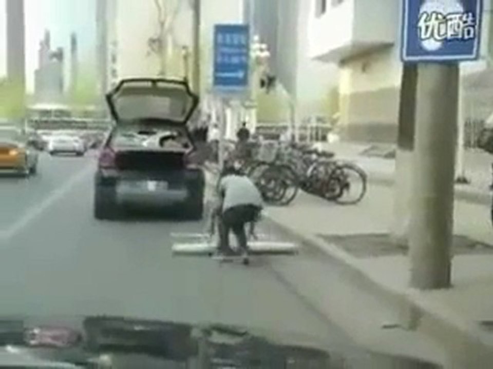 Çinli Kadının Portatif Araba Parkı