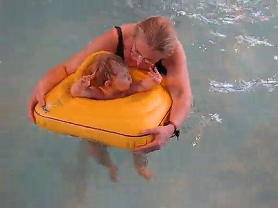 Alice - 8 MOIS - à la piscine