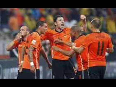 Netherlands 2-1 Brazil Robinho,Sneidjer scored,Melo red-card