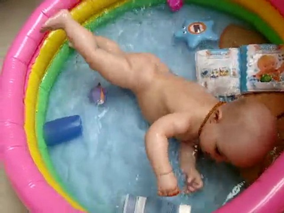 Alexandra joue dans la piscine