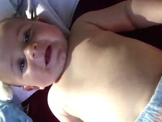 doudou conten d etre a la piscine