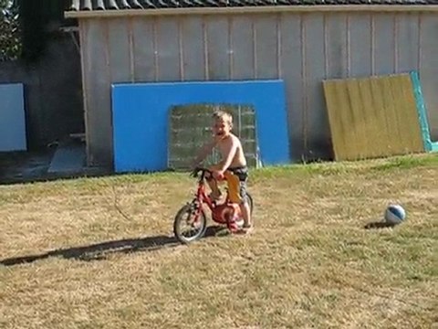 Lulu fait du vélo.... sans roulettes !