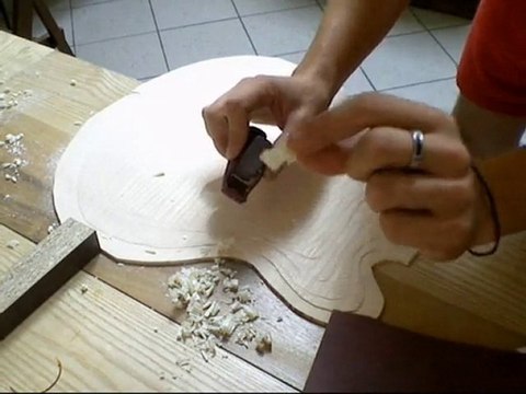 Kenzo Lutherie Guitare - Réalisation d'un galbe de guitare