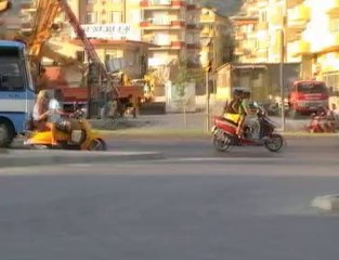 küçücük motora kaç kişi biner izleyin