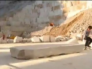 Evoluzioni sullo skate nella cava di marmo