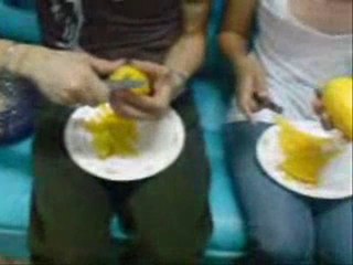 How to peel a Mango (วิธีปอกมะม่วง)