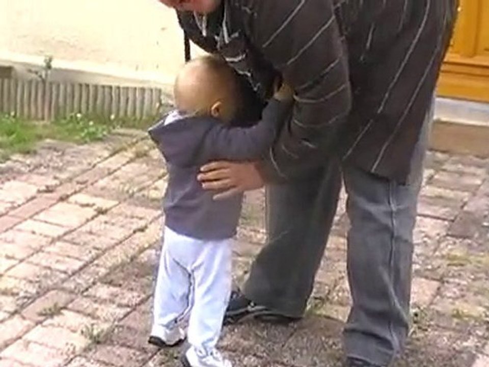 Les premiers pas de Léo : 21 juin 2010 !