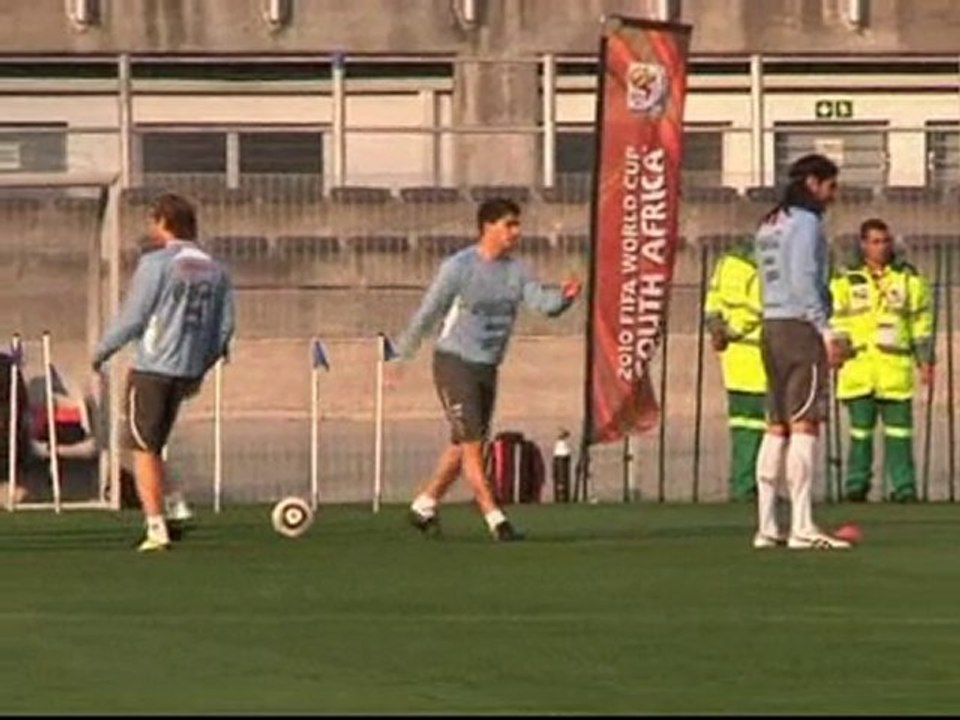 Uruguay dismiss Suarez questions