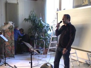 Nicolas chante "Les vacances au bord de la mer".