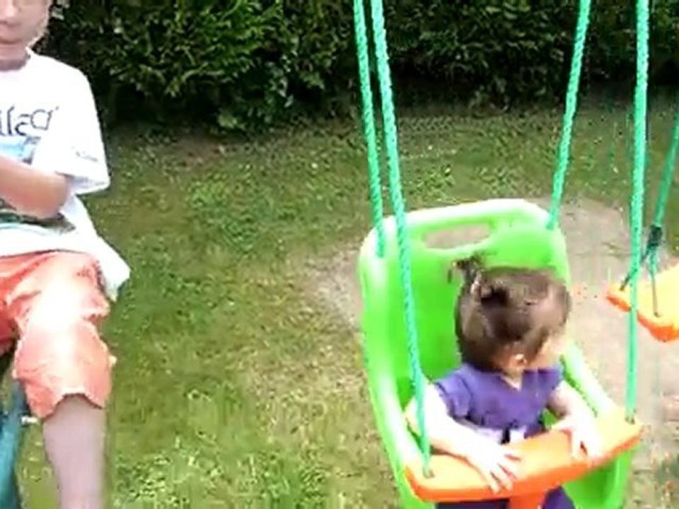 Doryann et Célyna à la balançoire
