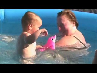 Les enfants dans la piscine