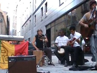 Ne la laisse pas tomber