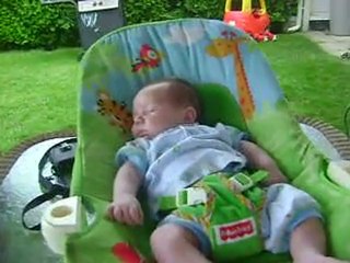 nathan qui fait du bicycle 3 roues