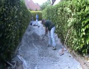 LE GOUDRONNAGE DE L'ALLEE 29 06 2010.wmv