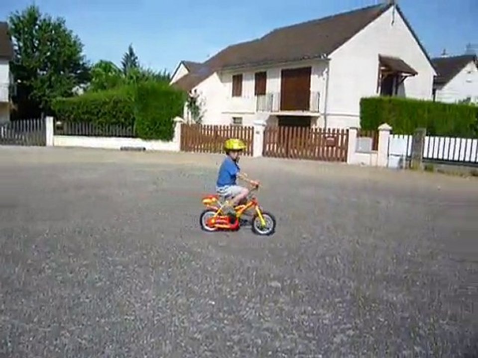 Théo fait du vélo tout seul (juillet 2010)