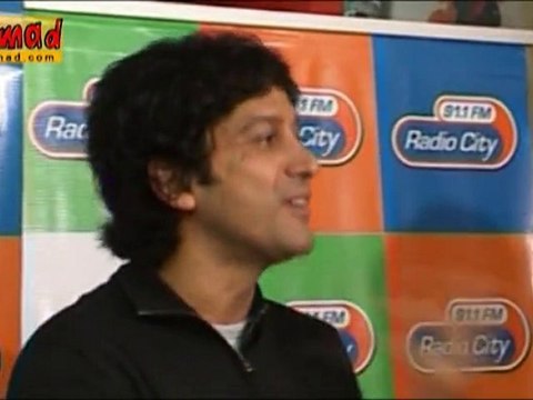 Katrina Kaif Throws Tomatoes on Hrithik Roshan