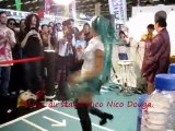 Danse au stand Nico Nico Douga