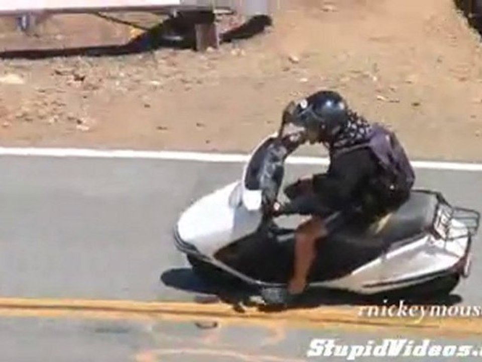 Si schianta col motorino: il guardrail lo salva