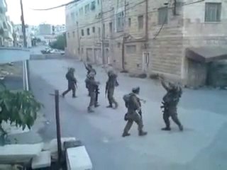 Tải video: Des soldats israéliens dansent dans une rue d'Hébron