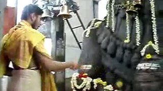Puja (offrande) au bull temple à Bangalore