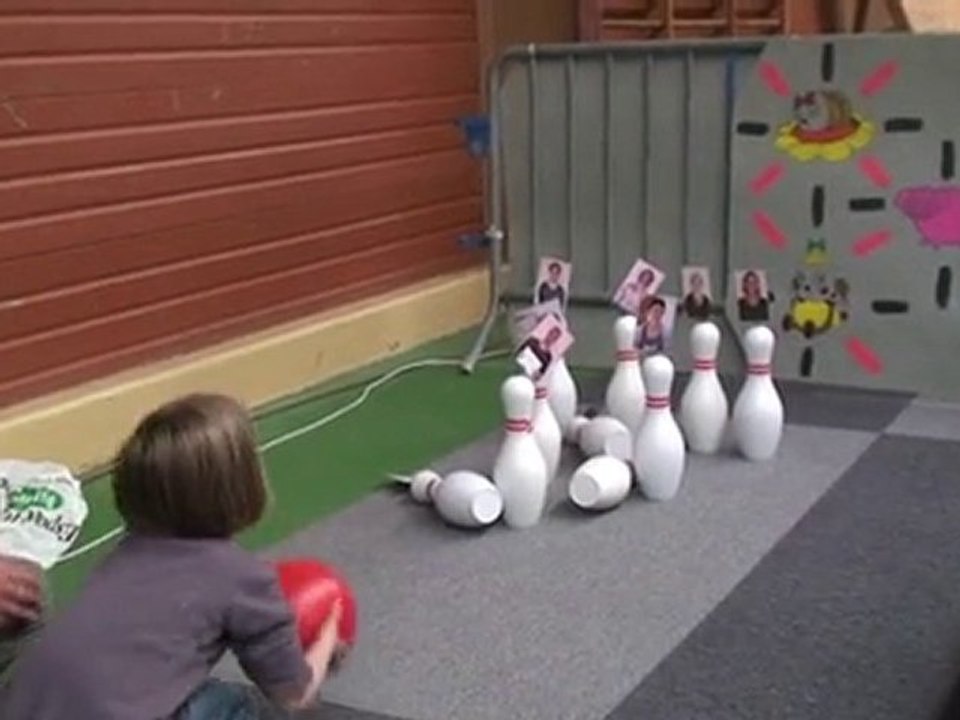 un chien ds un jeu de quilles ?