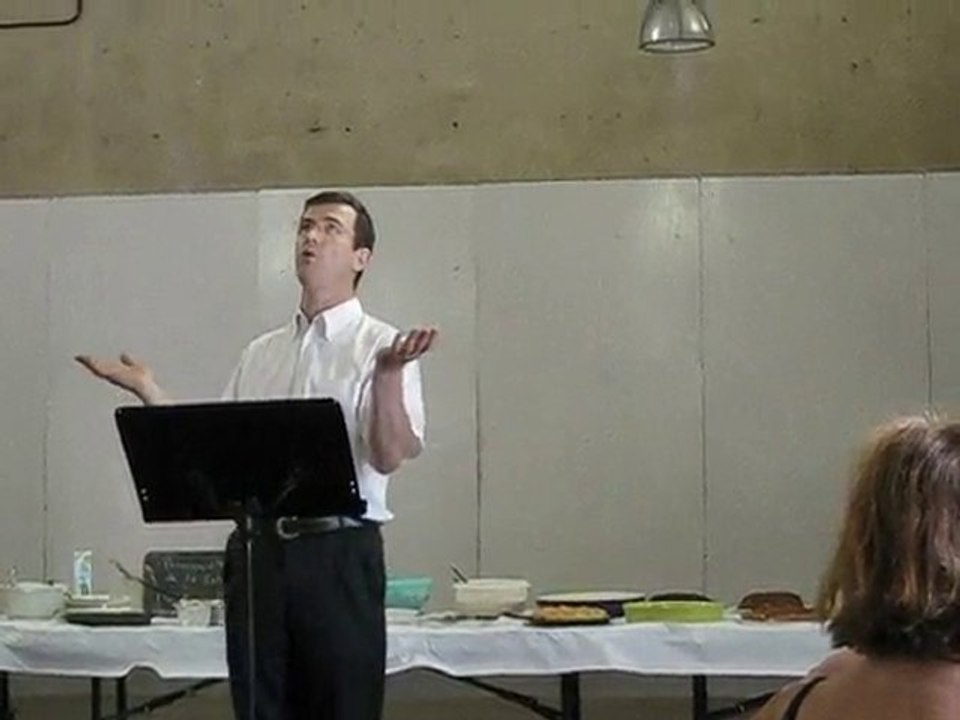 Benoit chante une composition lyrique